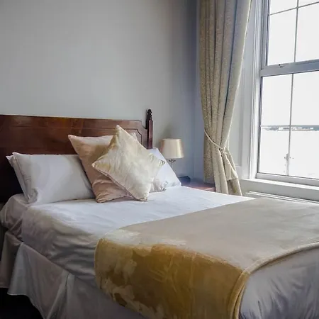 Commodore Hotel